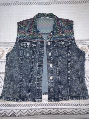 Acid Wash Denim Vest with Multicolor Quilted Collar
